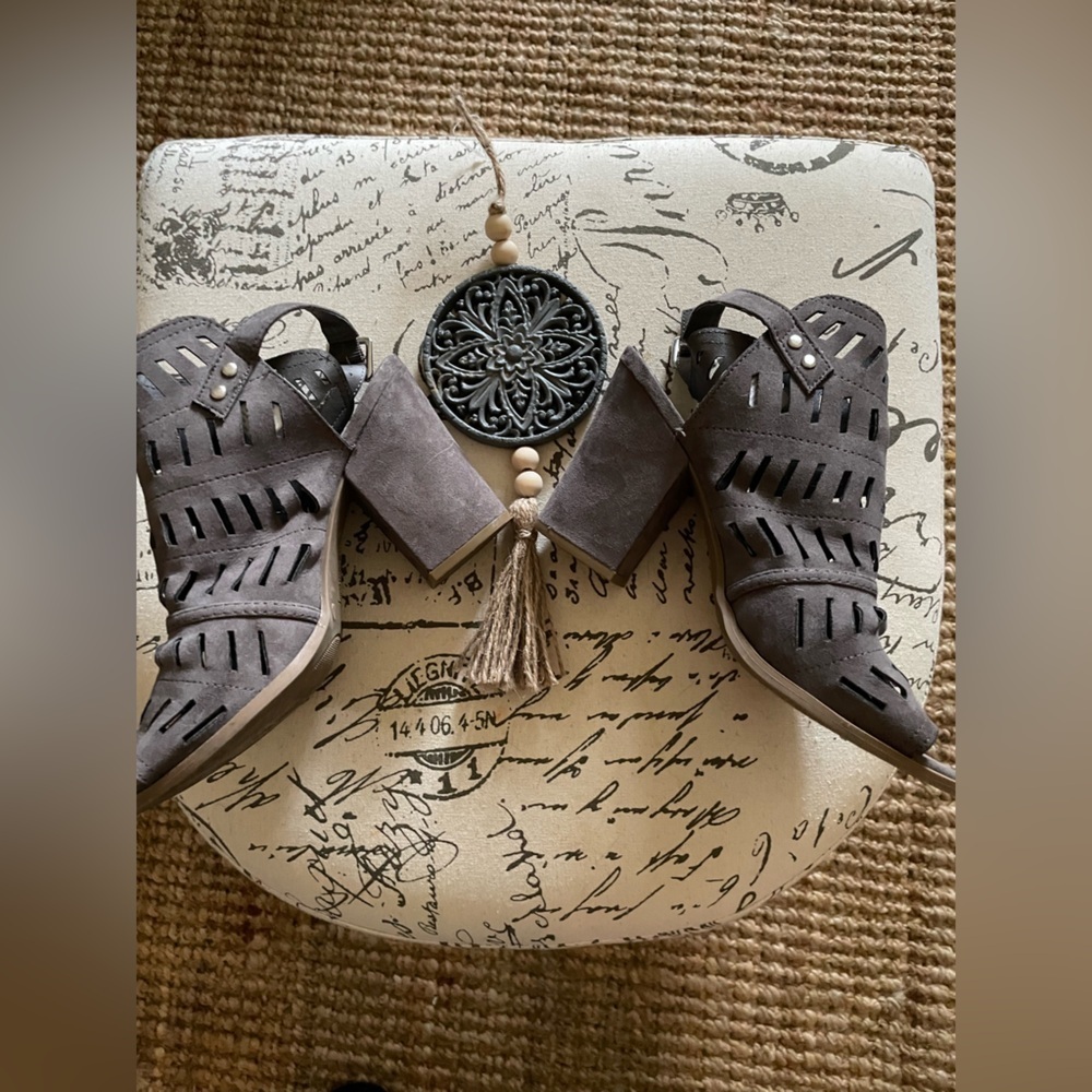 Grey open toed sandal with buckle back strap. Sz 10